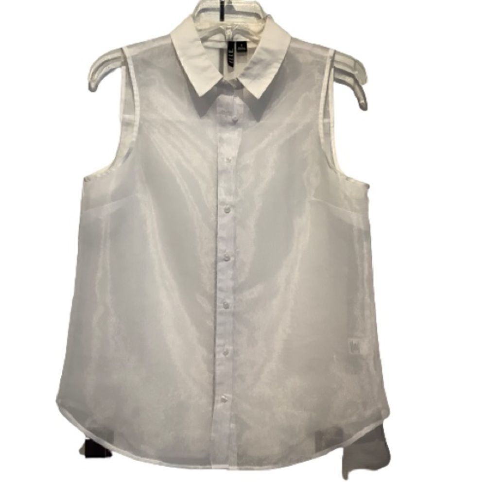 ELLE SHEER SLEEVELESS BUTTON UP TOP SIZE 6‎